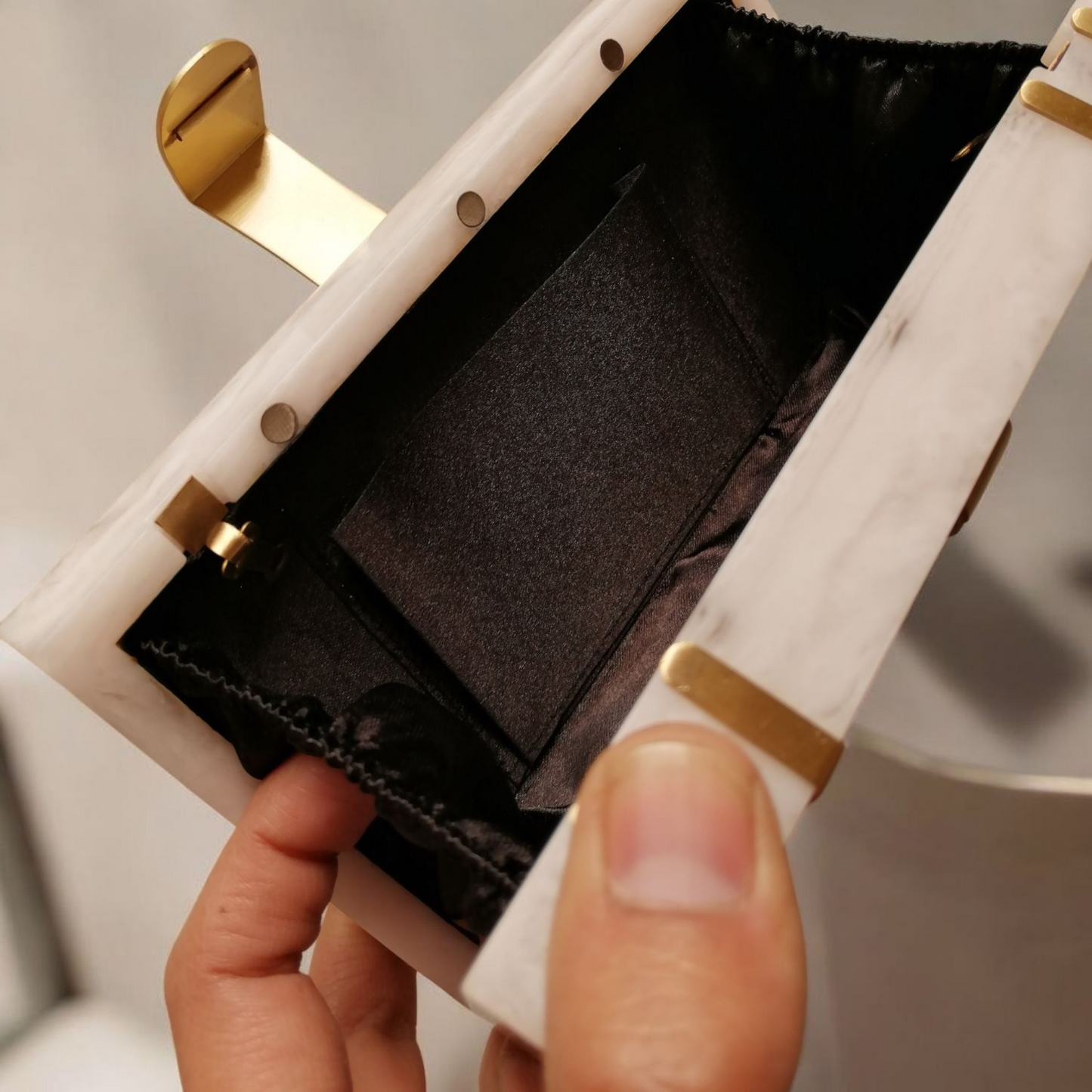 قابض راتنجي مقاس 7.5 × 4.5 بوصة مع مزلاج نحاسي